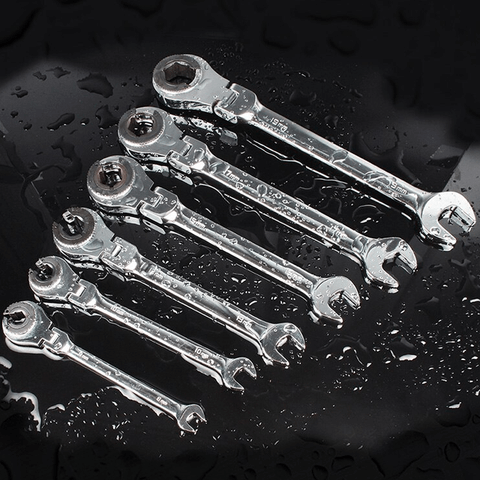 Compact Adjustable Pipe Wrench for Tight Spaces