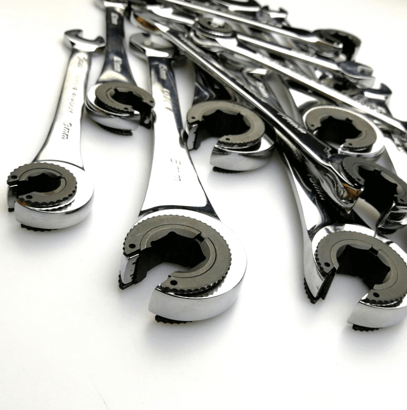 Compact Adjustable Pipe Wrench for Tight Spaces