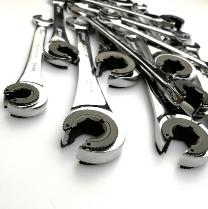 Compact Adjustable Pipe Wrench for Tight Spaces